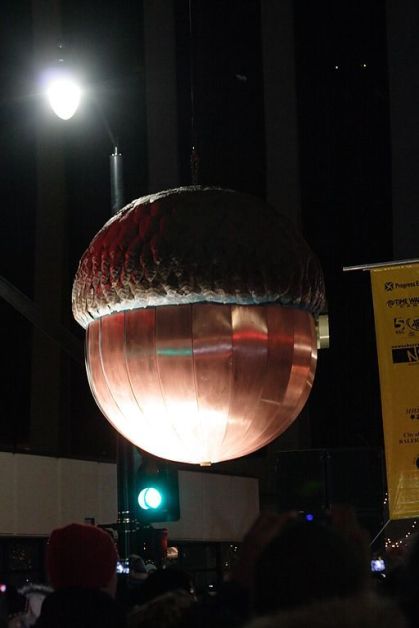 The Raleigh Acorn Drop. By Ke4roh (Own work) [Public domain], via Wikimedia Commons